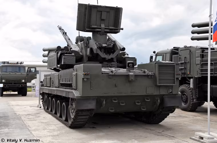 Tổ hợp pháo – tên lửa phòng không Pantsir-S1 được trang bị hai hệ thống radar điều khiển hỏa lực và cảnh giới nhìn vòng cùng 12 tên lửa phòng không và hai pháo 30mm.