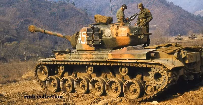 Xe tăng M46 Patton trên một điểm cao.