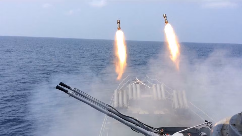 Cận cảnh bom chống ngầm Type 81 rời bệ phóng.