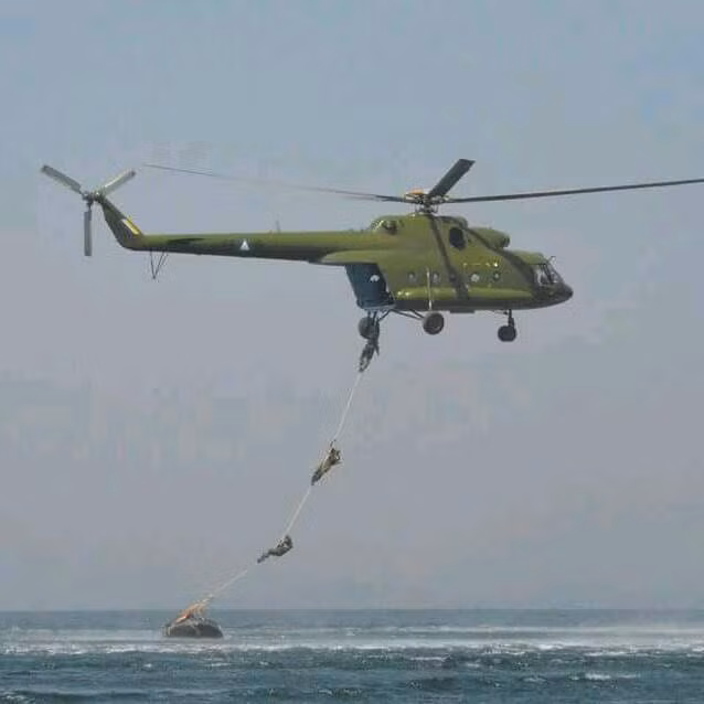 Người nhái đổ bộ từ trực thăng Mi-8.