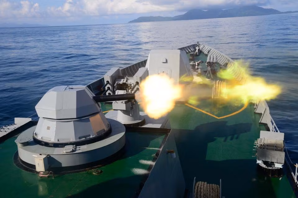 Bệ pháo phòng không 6 nòng cỡ 30mm có thể là do Trung Quốc sản xuất theo mẫu AK-630 của Nga, được Myanmar nhập khẩu trang bị cho tàu hộ vệ tự chế tạo lớp Aung Zeya hoặc Kyan Sittha.