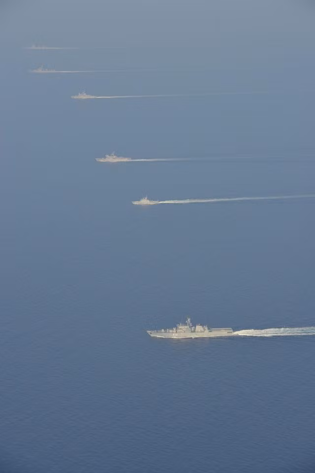 Ảnh: Hàng dài tàu chiến Hải quân Myanmar biểu dương lực lượng trong cuộc tập trận Sea Shield 2015.