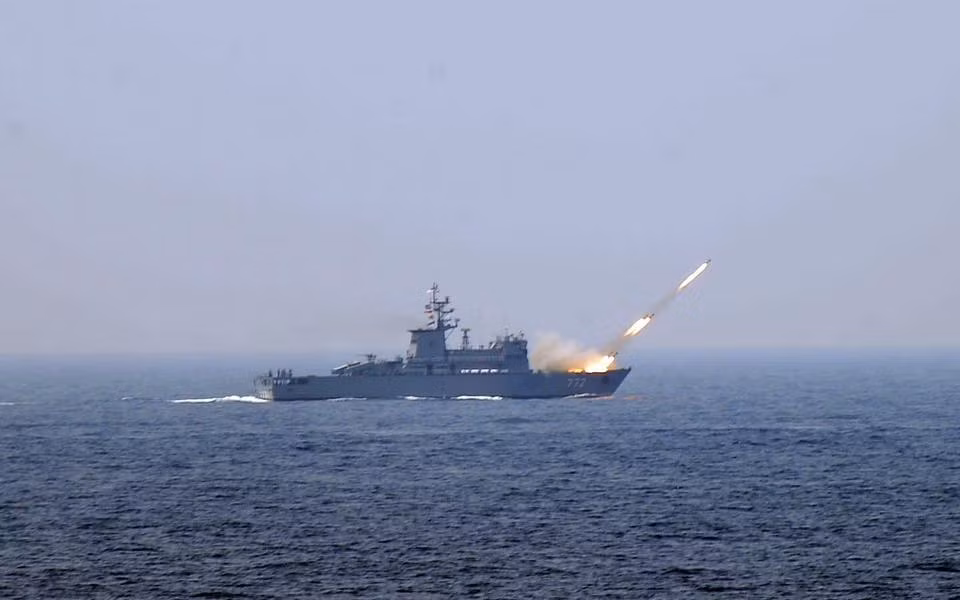 Tàu hộ vệ UMS Bayinnaung phóng bom chống ngầm Type 81. Con tàu này cũng là tàu chiến do Myanmar tự chế tạo, ít nhất 3 chiếc đã được sản xuất từ 1996-2007, trang bị tên lửa chống hạm C-802 và các hệ thống pháo phòng không.