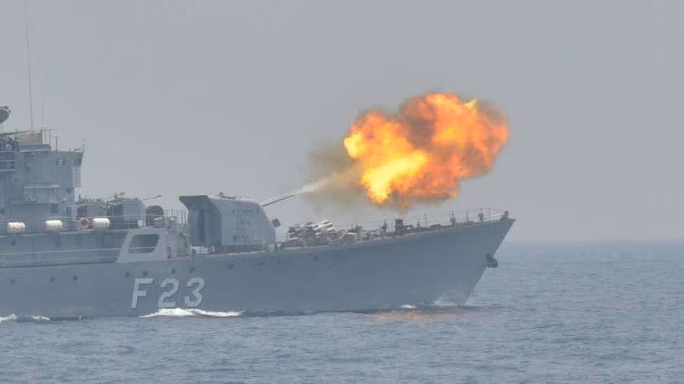 Lý do truyền thông Myanmar đăng lại loạt ảnh này vì tới đây hải quân nước này sẽ tiến hành Sea Shield 2016 với sự tham gia của hàng chục tàu chiến hiện đại.