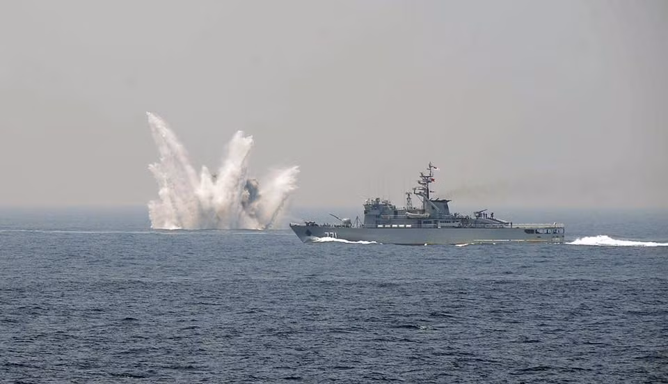 Tàu chiến Myanmar thả bom chìm chống ngầm.