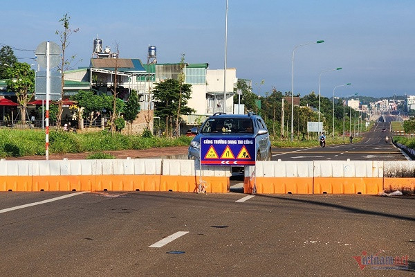 Sau 3 vụ tai nạn chết người, đại lộ đang thi công phải rào chắn - Hình 2 Sau 3 vu tai nan chet nguoi, dai lo dang thi cong phai rao chan-Hinh-2