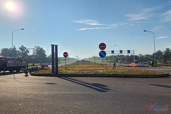 Sau 3 vụ tai nạn chết người, đại lộ đang thi công phải rào chắn Sau 3 vu tai nan chet nguoi, dai lo dang thi cong phai rao chan