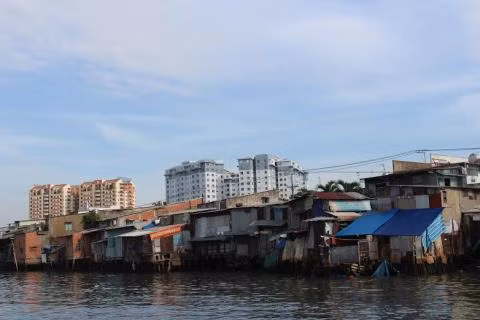 Những căn nhà loại này đều thiếu tiện nghi cơ bản, một số hộ không có đồng hồ điện riêng, phải câu nhờ, thiếu nhà vệ sinh, nước thải sinh hoạt xả trực tiếp xuống rạch làm mức độ nhiễm bẩn ngày càng tăng, gây ngập úng, thiếu cơ sở hạ tầng, không đảm bảo điều kiện sống, sinh hoạt cho người dân trong khu vực.