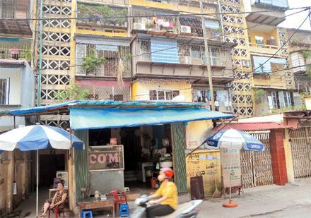 Nhiều chung cư cũ tại khu vực Ngọc Khánh đã xuống cấp, gây nguy hiểm và mất mỹ quan đô thị.