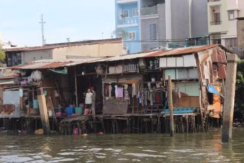 Đa số nhà trên và ven kênh rạch xây dựng không hợp pháp, chủ yếu là nhà lụp xụp, kết cấu tạm bợ, chắp vá.