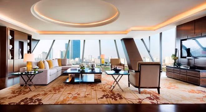 Căn phòng Presidential Suite (phòng tổng thống) có tổng diện tích lên tới 320 m2. Bên trong có 8 phòng riêng biệt khác nhau, 3 tivi lớn 47 inch cùng hệ thống âm thanh hiện đại. Riêng phòng khách đã chiếm trọn gần một nửa tổng diện tích sử dụng chung.