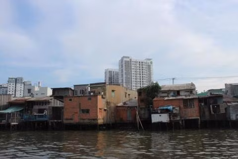 Dọc hai bờ kênh Đôi – Tẻ chảy qua ba quận 4, 7, 8 là hàng ngàn căn nhà "ổ chuột", được người dân lợp bằng những mảnh tôn và đóng cọc gỗ lấn ra dòng kênh để sống tạm.