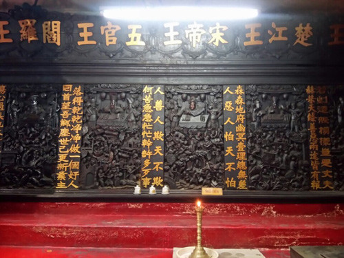 Chùa có những liễn câu đối, tranh thờ, hương án được chạm trổ tinh xảo từ gỗ quý có từ lâu đời, có giá trị lớn về mặt văn hóa và lịch sử.