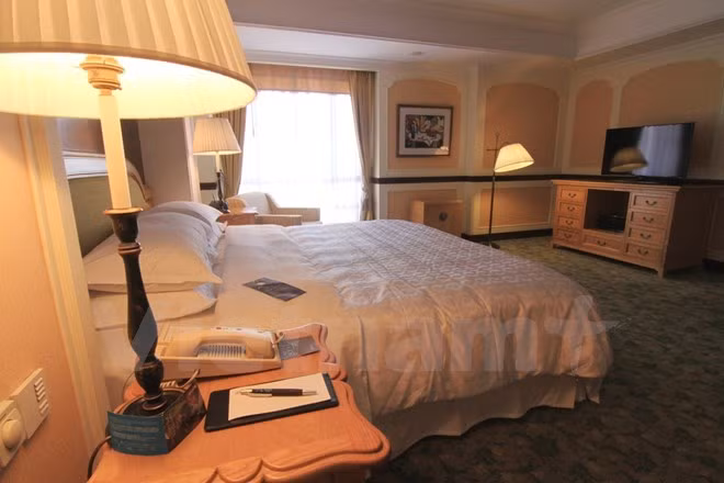 Phòng ngủ ấm cúng, sang trọng, thiết kế theo lối kiến trúc Pháp. Tổng thống Mỹ George W. Bush từng nghỉ chân ở phòng tổng thống tại khách sạn này khi ông tham dự Hội nghị APEC Hà Nội vào tháng 11/2006.