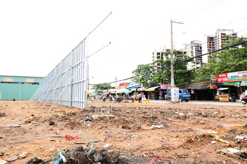 Dự án Eximland Tower dù động thổ từ tháng 3/2016 nhưng đến nay vẫn chỉ là bãi đất trống sình lầy và chưa có GPXD.