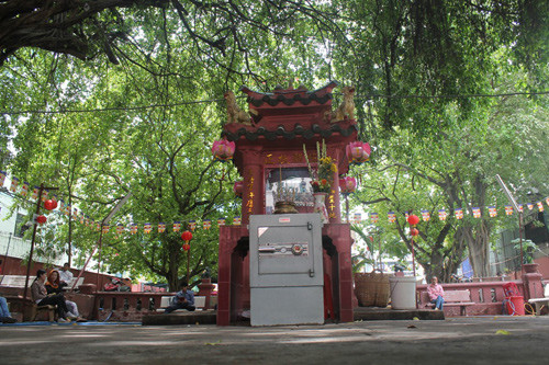 Khuôn viên Điện được phủ mát với những cây xanh hàng trăm năm tuổi.