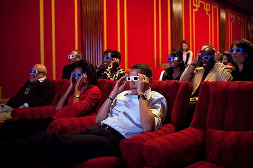 Trong Nhà Trắng còn có một phòng chiếu phim để phục vụ gia đình tổng thống và nhân viên, quan khách. Trong ảnh, vợ chồng ông Obama cùng khách mời xem Siêu cúp bóng bầu dục Mỹ Super Bowl với kính 3D trong phòng chiếu phim này.