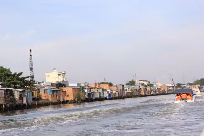 Theo báo cáo của UBND quận 8, hiện quận còn trên 9.500 căn nhà ven và trên kênh rạch, tập trung chủ yếu dọc các tuyến kênh Tàu Hủ - Lò Gốm, kênh Đôi… Trong đó, có 1.099 căn nhà nằm hoàn toàn trên kênh rạch, 8.404 căn nhà ven kênh.