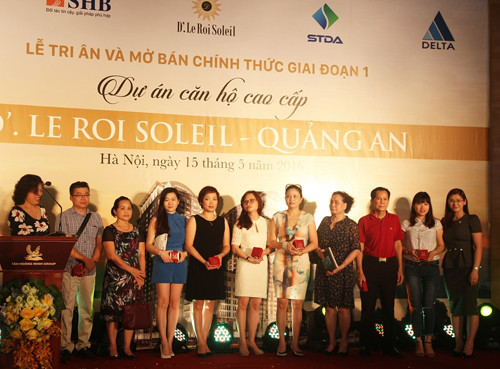 Khách hàng đặt mua căn hộ D'. Le Roi Soleil - Quảng An được tặng ngay 10 chỉ vàng.