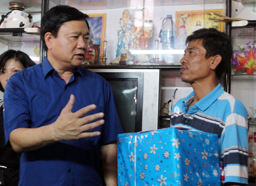 Ông Đinh La Thăng nêu rõ quan điểm, mọi người dân ở đây kể cả không đủ điều kiện để được đền bù một căn hộ thì nhà nước cũng phải xây cho họ căn hộ mới. Thời hạn xây có thể tính toán trong vòng 4 năm, thay vì tới 2023 như phương án của BQL Đầu tư xây dựng công trình giao thông đô thị.