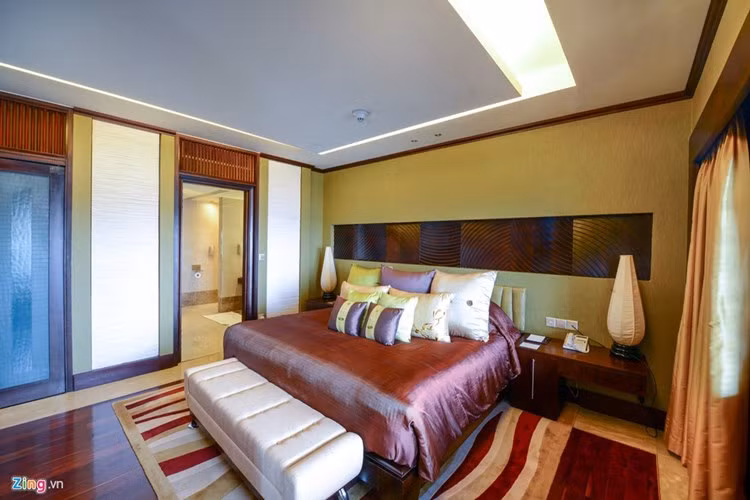 Phòng ngủ chính rộng lớn bên mé trái. Đây từng là nơi nghỉ của nhiều chính khách quốc tế như Tổng thư ký Liên hợp quốc Ban Ki Moon, Thủ tướng Singapore Lý Hiển Long...