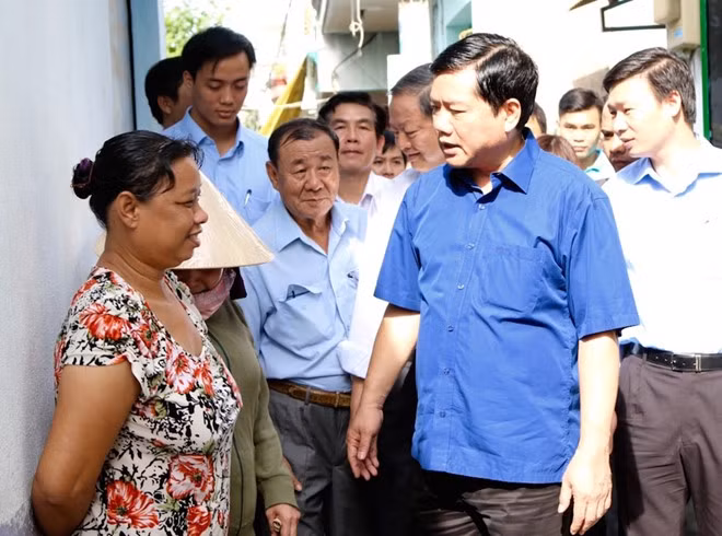 Sau khi khảo sát nhà ở ven kênh rạch và thăm hỏi một số hộ dân có hoàn cảnh khó khăn ở quận 8, Bí thư Thăng đã làm việc với lãnh đạo quận cùng các sở, ngành để tìm cách giải quyết cho hàng nghìn hộ đang sống trong những "khu ổ chuột" của Sài Gòn.