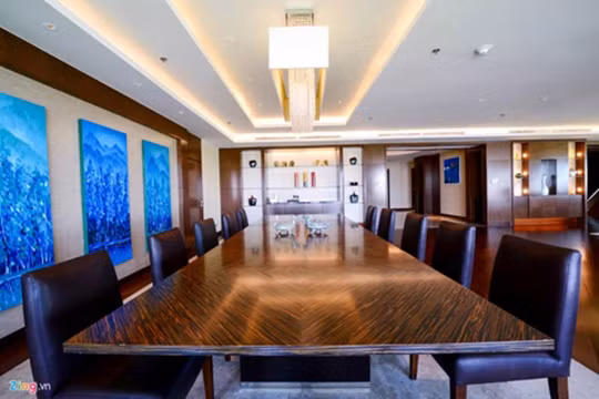 Một góc phòng khách được bài trí bàn làm việc sang trọng cho 10 người, có thể dùng làm bàn họp hoặc bàn ăn.