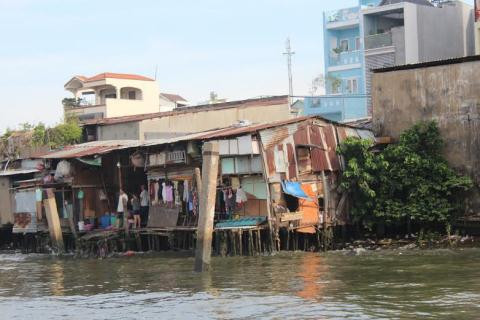 Cận cảnh một căn nhà lụp xụp trên kênh rạch ở quận 8.