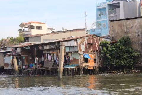 Cận cảnh một căn nhà lụp xụp trên kênh rạch ở quận 8.
