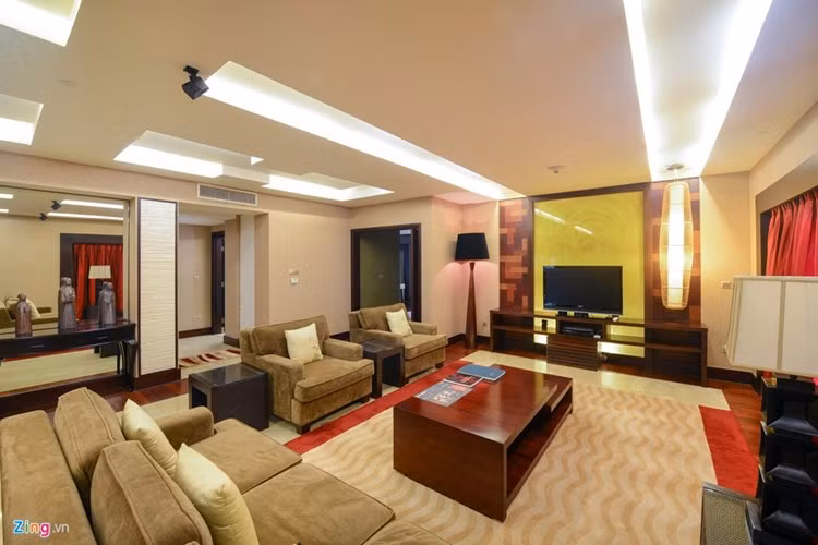 Dãy phòng bao gồm phòng khách lớn, phòng ăn (có thể dùng làm phòng họp), hai phòng ngủ tiện nghi, hai phòng tắm, một phòng vệ sinh riêng, khu bếp với lối đi riêng cho nhân viên phục vụ. 