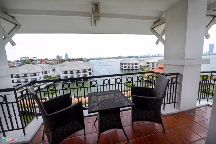 Mỗi căn phòng nguyên thủ tại khách sạn cao cấp này có tổng diện tích 305 m2 và có 7 ban công thoáng rộng. Mỗi ban công mang đến một hướng nhìn khác nhau, bao gồm hướng nhìn ra hồ, các khu đảo trên mặt nước và khu dân cư lân cận.