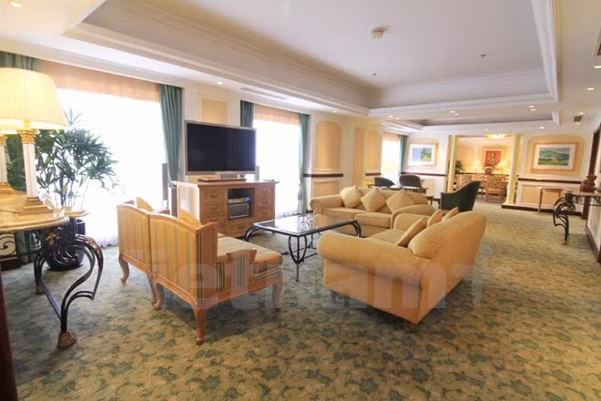 Tọa lạc bên bờ Hồ Tây, Sheraton là một trong 10 khách sạn hàng đầu ở Hà Nội, được nhiều đoàn khách quốc tế quan trọng chọn làm nơi lưu trú trong những dịp tới thủ đô Việt Nam. Phòng tổng thống được xem là một trong những căn phòng có view đẹp nhất tại đây.