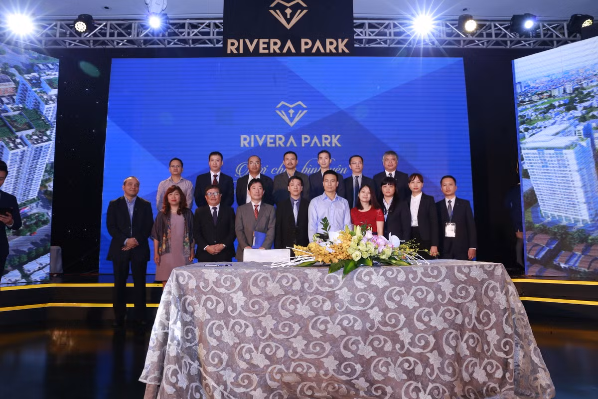 Đại diện Ban lãnh đạo Long Giang Land và Đại diện các Nhà cung cấp tham gia ký kết Hợp đồng cung cấp vật tư – thiết bị chính cho Dự án Rivera Park Sài Gòn.
