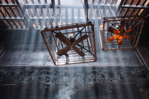 Với số lượng lớn hương được thắp, các chánh điện thờ có những máy hút, thông gió để tránh ngột ngạt cho người tham quan.