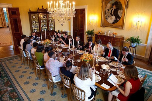 Phòng ăn lớn trong Nhà Trắng. Trong ảnh là vợ chồng ông Obama đãi tiệc tại phòng ăn lớn này.