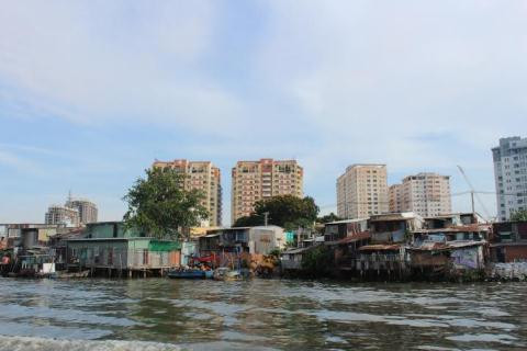 "Muốn có cách làm sáng tạo, nhanh thì hãy nghĩ đến người dân phải sống trong cảnh ô nhiễm, nước sạch không có, nhà vệ sinh không có, xả ra kênh rạch hết"... "Nhu cầu người dân cần kíp, bức xúc rồi, không thể để dân sống trong môi trường ô nhiễm như vậy được", ông Thăng nói với các lãnh đạo sở, ngành đi cùng.