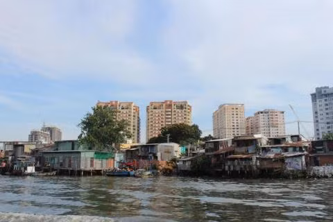 "Muốn có cách làm sáng tạo, nhanh thì hãy nghĩ đến người dân phải sống trong cảnh ô nhiễm, nước sạch không có, nhà vệ sinh không có, xả ra kênh rạch hết"... "Nhu cầu người dân cần kíp, bức xúc rồi, không thể để dân sống trong môi trường ô nhiễm như vậy được", ông Thăng nói với các lãnh đạo sở, ngành đi cùng.