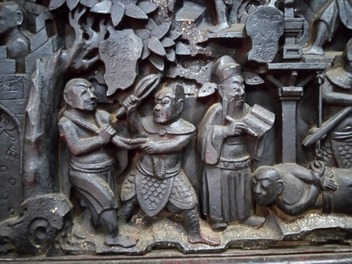 Chùa còn có một số tượng mang tính đời sống như thần văn chương, thần cúng sao giải hạn, thần dạy nghề cùng những tín ngưỡng dành cho phái nữ.