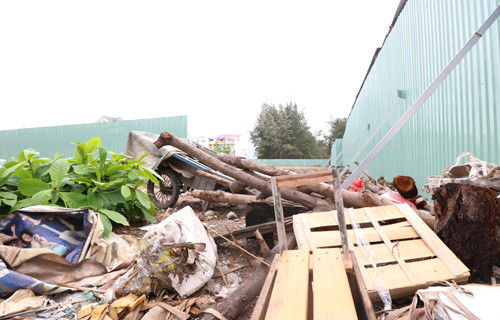 Cảnh nhếch nhác bên trong khu đất của dự án Exim Pearl Tower.