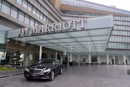 22h20 tối qua (22/5), đoàn xe Tổng thống Obama từ cầu Thăng Long theo đường Phạm Văn Đồng về tới khách sạn JW Marriott (Hà Nội). Căn phòng Presidential Suite (phòng tổng thống) của khách sạn JW Marriott Hanoi là nơi được Tổng thống Mỹ Barack Obama chọn để ở tại Hà Nội.