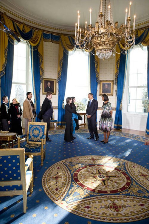 Ông Obama cùng vợ tiếp đón những người tới thăm Nhà trắng tại phòng Xanh.