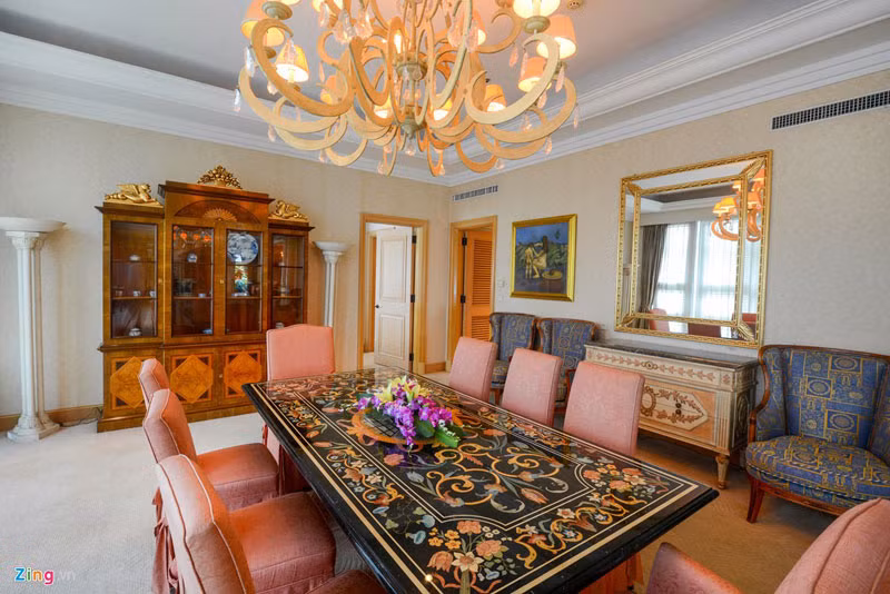 Căn phòng Royal Suite (phòng Hoàng Gia) sang trọng từng là nơi nghỉ ngơi của hơn 70 nguyên thủ, chính khách các quốc gia trên thế giới. Căn phòng nằm ở tầng áp mái 17, căn penthouse với khung cửa kính và ban công rộng lớn, có 3 mặt hướng ra 3 phía.