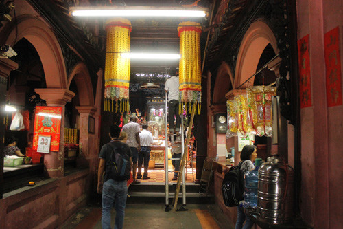 Công tác làm vệ sinh, dọn dẹp, trang hoàng được tiến hành gấp rút để chào đón Tổng thống Obama đến tham quan chùa Ngọc Hoàng.