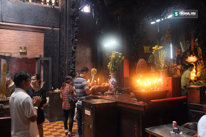 Bên trong ngôi chùa gồm 3 tòa: Tiền điện, Trung điện và Chánh điện. Tại khu chánh điện có thờ Ngọc Hoàng Thượng Đế, đức Phật cùng các vị chư thần.