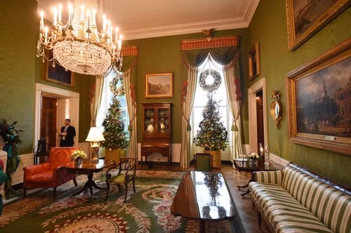 Phòng Xanh được trang trí với tông màu đỏ-xanh lá cây nhân dịp Noel.