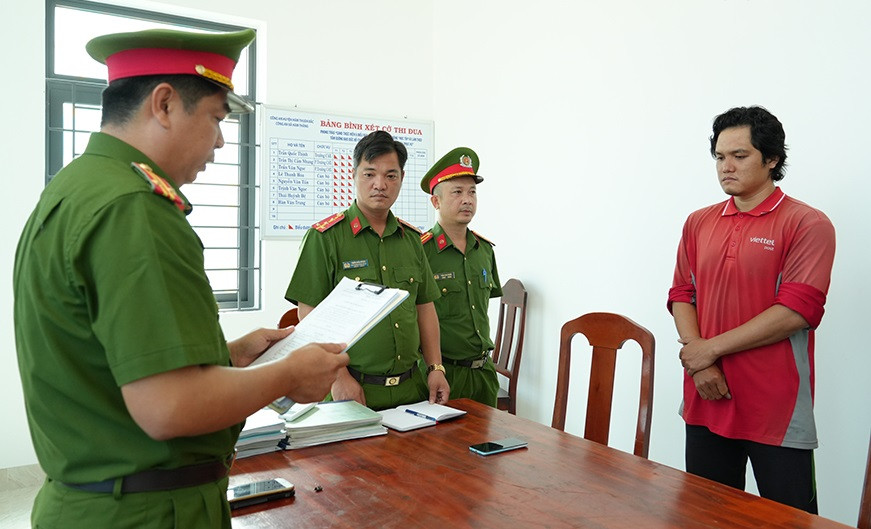 Bắt Giám đốc Tân Á Đại Thành chi nhánh Phan Thiết vì tham ô Bat Giam doc Tan A Dai Thanh chi nhanh Phan Thiet vi tham o