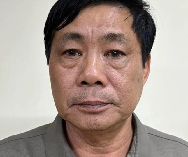 Hoàng Thế Du, Trưởng phòng Ban QLDA tỉnh Bắc Giang về tội “Vi phạm quy định về đấu thầu gây hậu quả nghiêm trọng”.