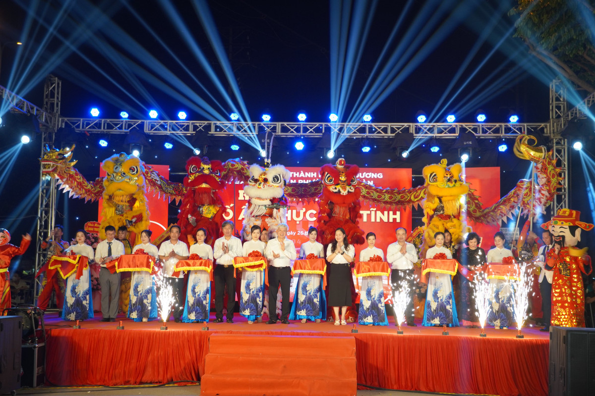 Lễ khai trương phố ẩm thực Tuệ Tĩnh được UBND phường Bình Hàn (TP Hải Dương) tổ chức với sự tham dự của lãnh đạo một số sở, ngành của tỉnh Hải Dương và đông đảo người dân, du khách. 