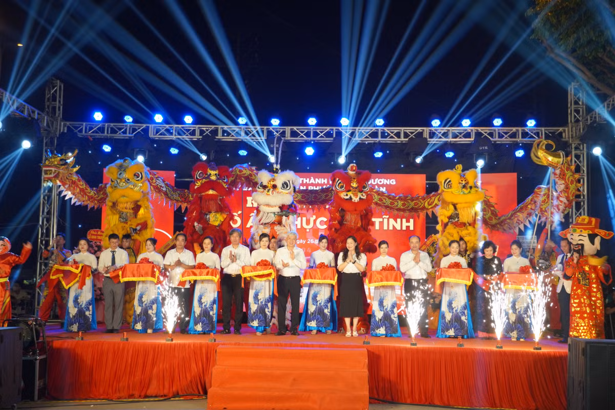 Lễ khai trương phố ẩm thực Tuệ Tĩnh được UBND phường Bình Hàn (TP Hải Dương) tổ chức với sự tham dự của lãnh đạo một số sở, ngành của tỉnh Hải Dương và đông đảo người dân, du khách. 