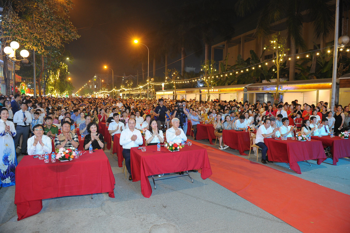Các đại biểu dự lễ khai trương phố ẩm thực.